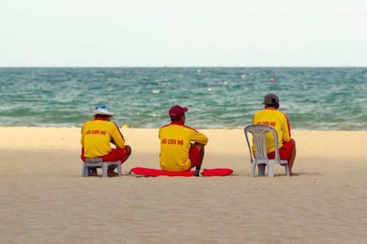 Reddingsbrigade test vaardigheden op strand: diploma’s voor geslaagden