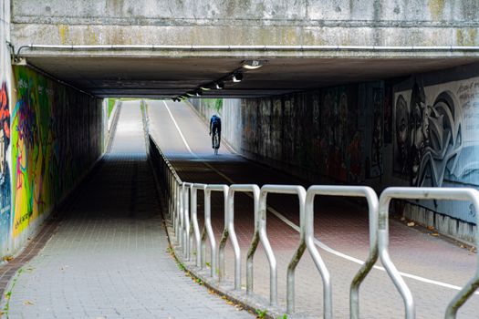 Brandstichting veroorzaakt gat in asfalt van fietstunnel