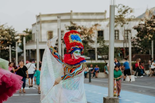 Cirque des Dunes brengt spectaculair straattheater naar boulevard