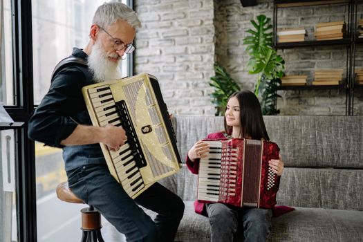 Straatmuzikanten brengen leven in centrum Noordwijkerhout