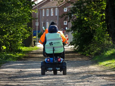 Vrouw met scootmobiel belandt in sloot in Noordwijkerhout