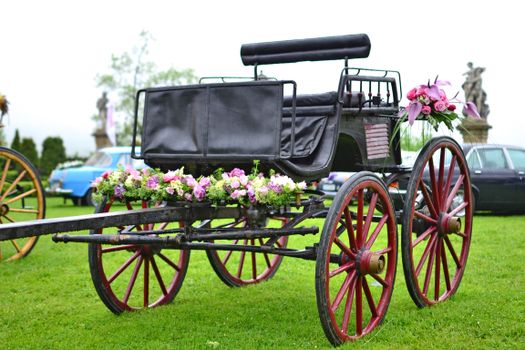 Muziek centraal in Flower Parade met wagens van Woodstock tot Ibiza