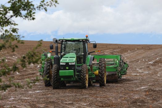Tractor slaat over de kop na vermoedelijke klapband op Gooweg